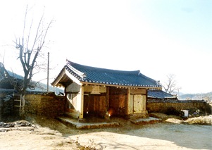 Chilgok Haeeungotaek(Yi Dongyu's Old house) 01