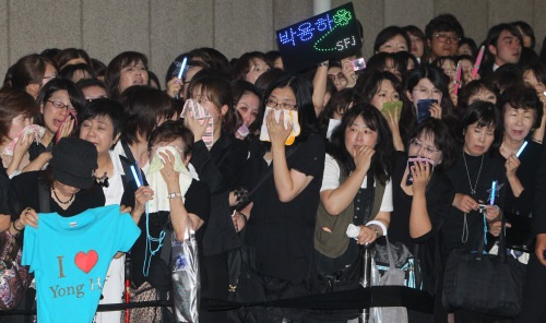 [Park Yong Ha Fans at Funeral[12].jpg]