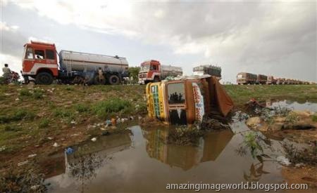 [India's disastrous floods006[3].jpg]