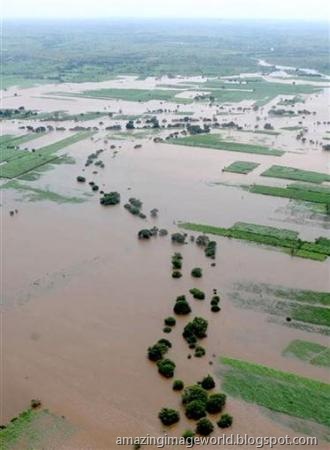 [India's disastrous floods015[3].jpg]