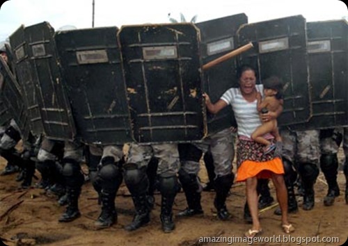 Woman trying to resist Amazonas state policemen001
