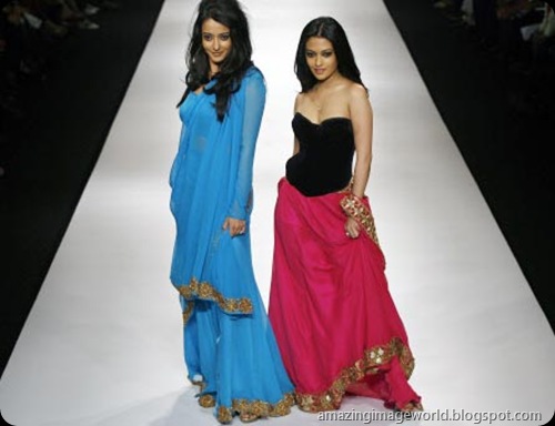 Riya and Riama Sen at Fashion Week001
