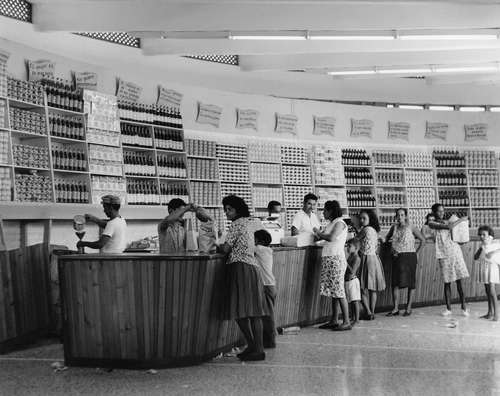 [La población de la isla acude a las tiendas de racionamiento en La Habana.[4].jpg]