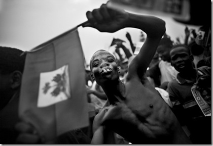 13/02/2006
Thousands of supporters of leading Haitian Presidential candidate Rene Preval rally in front of the Presidential Palace as unoficial word of final results announcing Preval's victory spread among the population of Port-au-Prince.