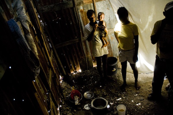 [inside-shack-cite-soleil-haiti-06[4].jpg]