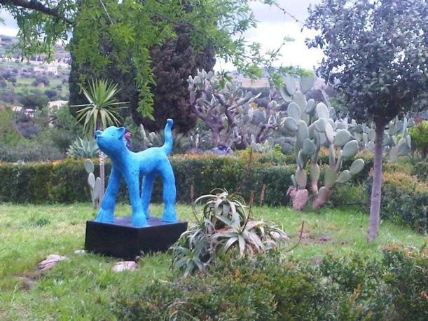[Carin Grudda, opera in bronzo «Blau-Miau» posizionata nel Giardino della Villa Aurea[4].jpg]