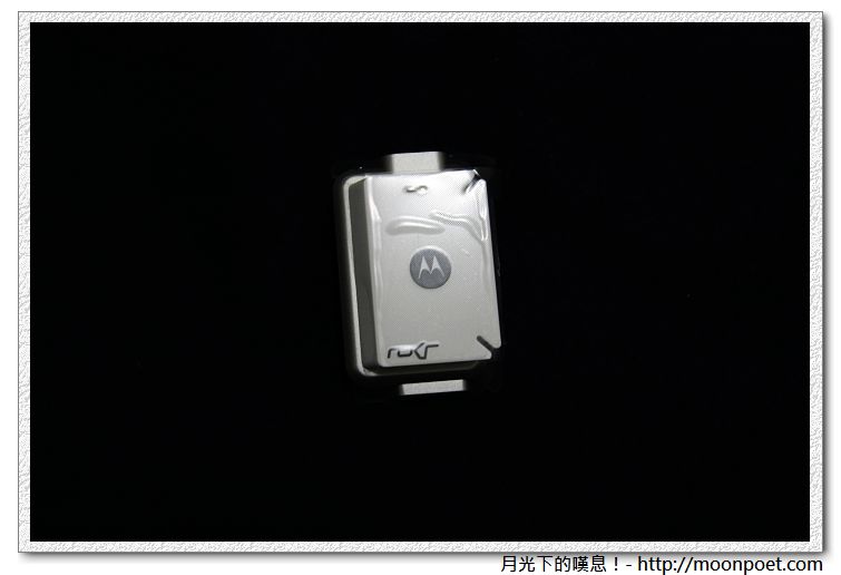 背後的背夾上有著Moto的Logo 背後的背夾上有著Moto的Logo