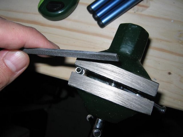 Llave saca obuses casera, hecha con guia cable de freno v-brake |