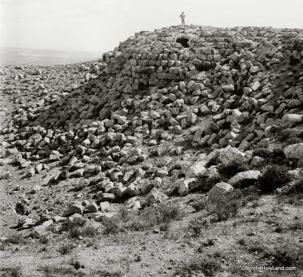 [Herodium, ruins on summit, mat01383[4].jpg]