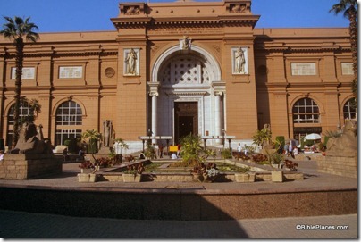 Cairo Museum entrance, tbs111090011