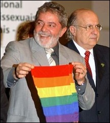 Lula_e_bandeira_homossexual
