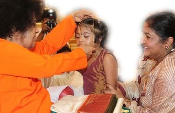[chitra and her daughter nandana with sai baba in putathu varkki[4].jpg]
