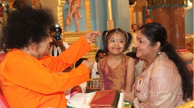 [chitra-and-her-8-yrs-old-daughter-nadana-with-saibab copy[3].jpg]