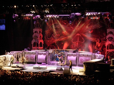 Iron Maiden no encore, ao som de The Number Of The Beast 