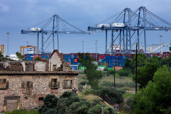 Mas enrunat al costat de l'autovia de Tarragona a Salou (C-31B), al fons el port de Tarragona.Tarragona, Tarragonès, Tarragona