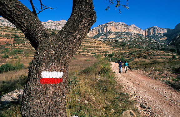 GR 171 a la vora de la cartoixa de Scala Dei, al fons els cingles de la Serra Major del Montsant, Parc Natural, La Morera de Montsant, Priorat, Tarragona