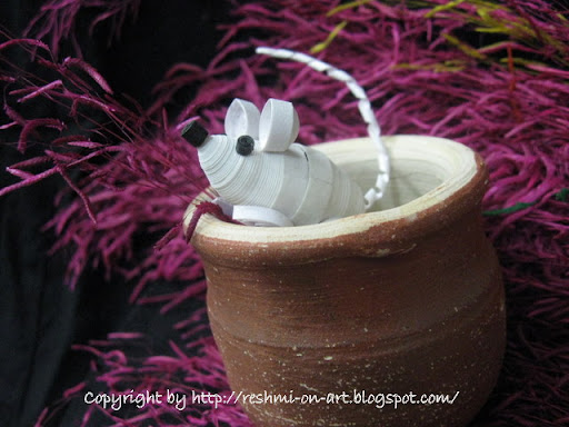 quilled-white-mouse-peeping-from-pot