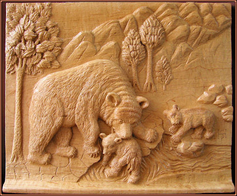 Tamaño: 40 x 34 cm. Madera de arce Osa con con oseznos. Instinto maternal. Talla en madera