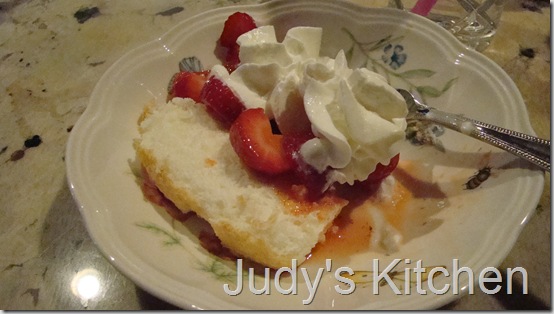 angel food cake with strawberries