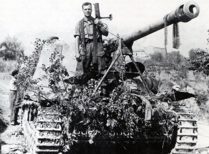 Канадский солдат на трофейном САУ "Носорог".: foto_history — LiveJournal