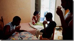 L'heure du thé pour des réfugiés érythréens qui partagent un appartement à Palerme, en Sicile. Crédits photo : Alfredo D'AMATO/PANOS-REA 
