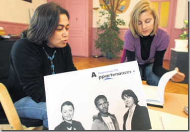 Les psychologues Assal Momeni (à gauche) et Camille Rigo se partagent la responsabilité de l'antenne yverdonnoise d'Appartenances. Photo Olivier Allenspach.