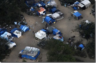 Vue aérienne de la jungle de Calais, démantelée par les autorités fin septembre. Photo Reuters
