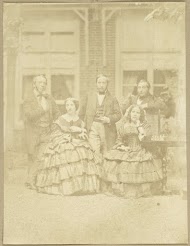 Groepsportret van Euphrosine Asser-Oppenheim met haar broers en haar zuster Elisa Beer-Oppenheim in een tuin