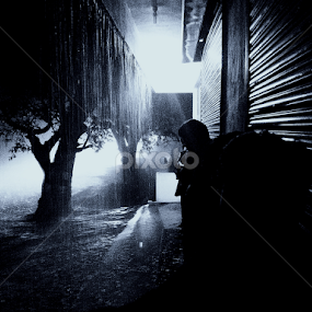 under the lamp by Kalai Vanan - Black & White Street & Candid