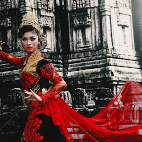 queen of the temple by Fauzhy Lestyawan - People Portraits of Women