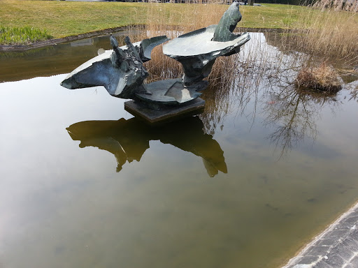 Sculpture dans l'étang