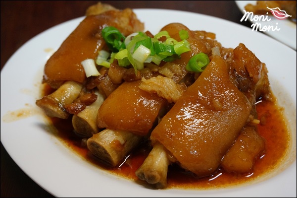 嘉義東區美食|名人帶路吃美食 油亮肥吱吱的豬腳肉在嘉邑霸王豬腳