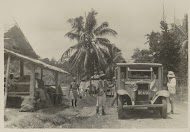 Mannen bij een autobus en wachthuisje