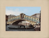 Ponte Rialto in Venetië, op de voorgrond een gondel