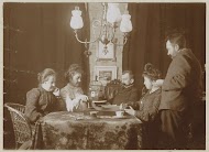 Mannen en vrouwen spelen een bordspel in een woonkamer