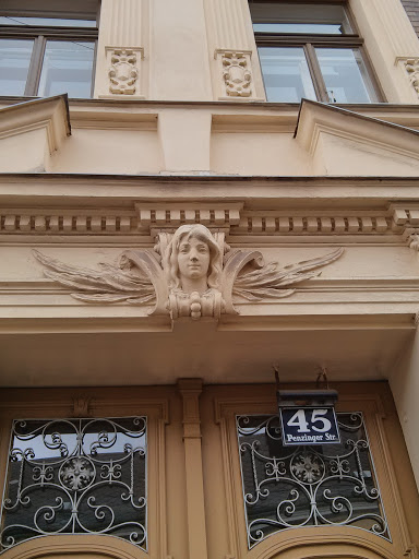 Junge Frau Relief