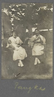 Tiny Kleiterp-Vermeulen (links) met vermoedelijk haar dochter Tiny op schoot en onbekende personen in een tuin in Pangka op Java
