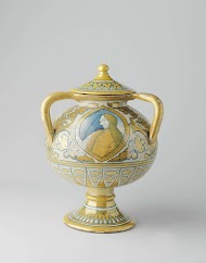 Vaas met drie oren en een deksel, veelkleurig beschilderd met spitsovalen waarbinnen mansportretten, en bloem- en bladranken