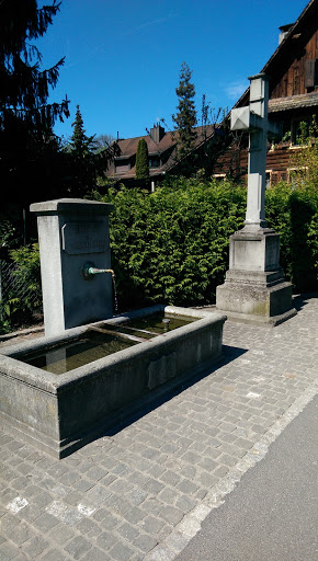 Brunnen Und Steinkreuz