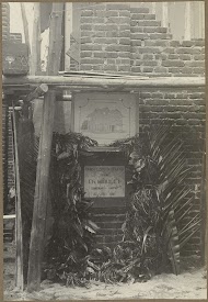 Plaquette van de legging van de eerste steen voor de villa in Simpangampat