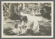 Tine Kleiterp-Vermeulen en haar kinderen Klaas en Tiny in een tuin in Pangka op Java