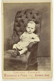 Studioportret van H. de Lange als klein kind zittend in een stoel