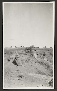 Beeld van leeuw en man van een afstand, te Babylon, Hillah