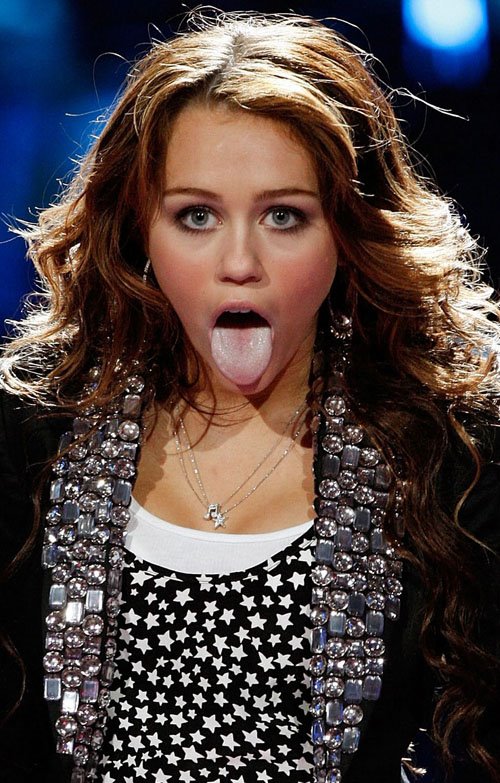 [Imagen: miley-thong-out-idol-1.jpg]