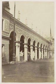 Paviljoen met beelden op de Wereldtentoonstelling te Parijs in 1889