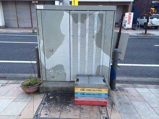 Portal - イカルス星人のシルエットが描かれた配電設備