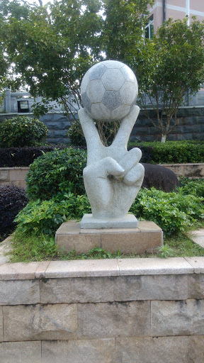 足球剪刀手雕像