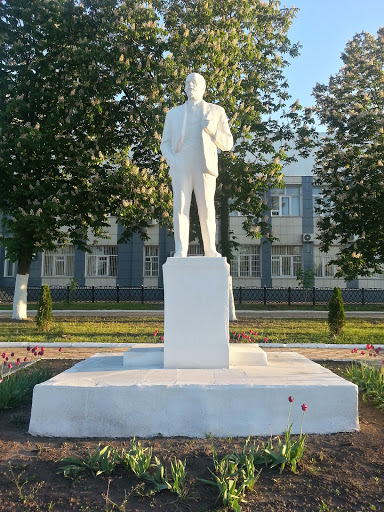 бледный Ленин на Площади мастерских