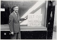 Op verzoek van fotograaf Eduard de Kam poseert Van Agt