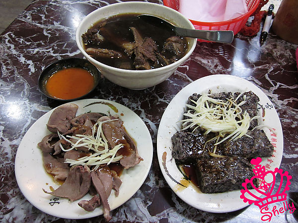 南屯「康寶藥膳養生十全藥燉排骨」